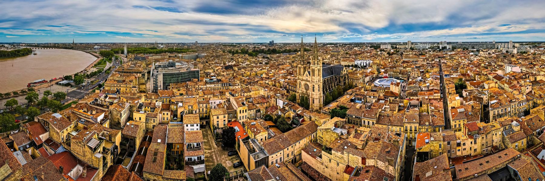 Bonjour Bordeaux: Chateaux, Wineries & Charming Villages